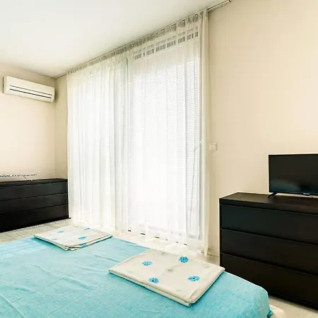 луксозна триетажна къща в центъра на Приморско