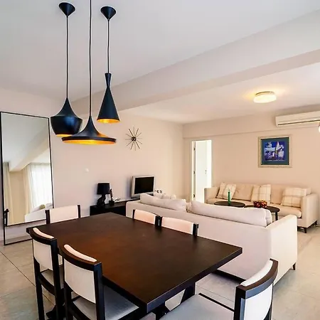 луксозна триетажна къща в центъра на Вилла Приморско