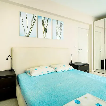 луксозна триетажна къща в центъра на * Приморско