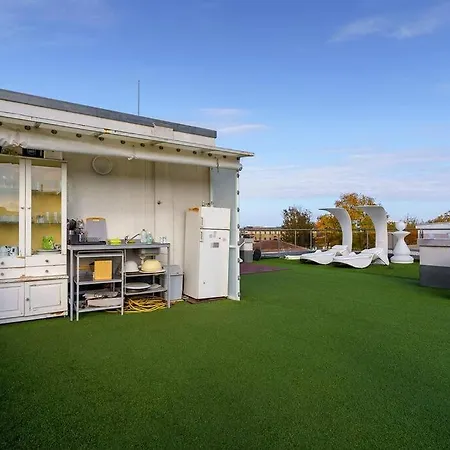 Вилла луксозна триетажна къща в центъра на Приморско