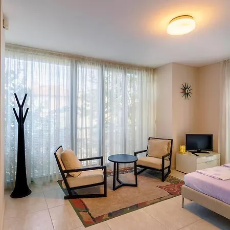 Villa луксозна триетажна къща в центъра на