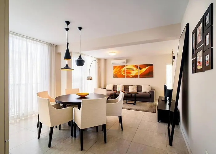 Вилла луксозна триетажна къща в центъра на *