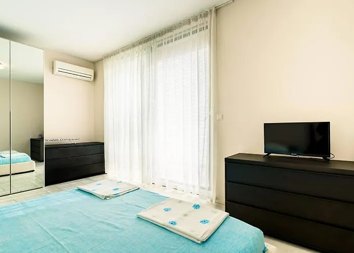 луксозна триетажна къща в центъра на Primorszko