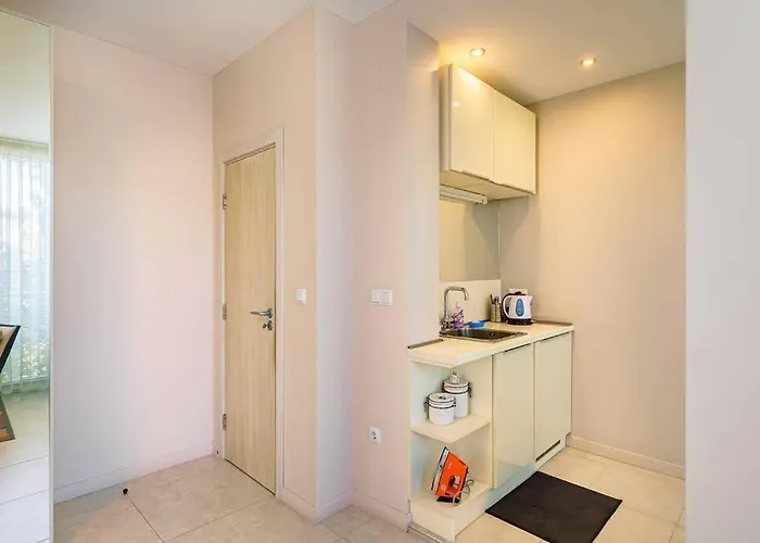 луксозна триетажна къща в центъра на * Приморско