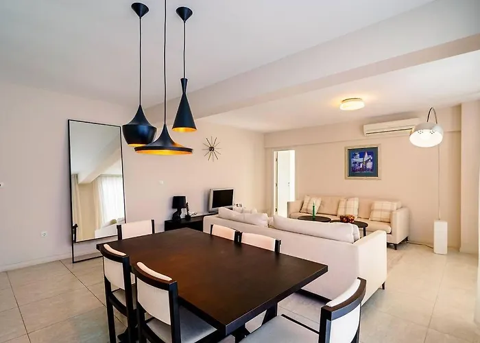 луксозна триетажна къща в центъра на Вилла Приморско