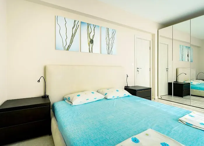 луксозна триетажна къща в центъра на * Primorszko