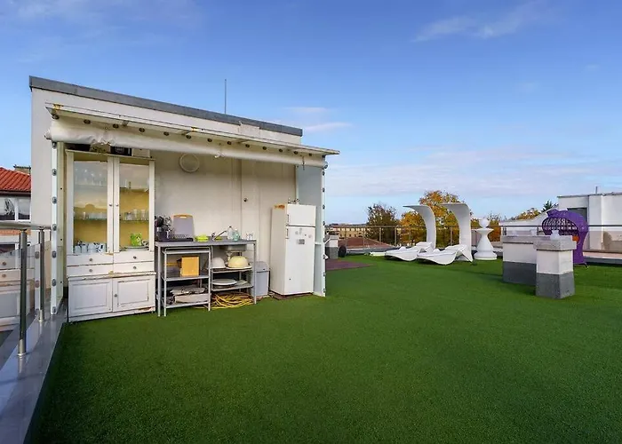 Вилла луксозна триетажна къща в центъра на Приморско