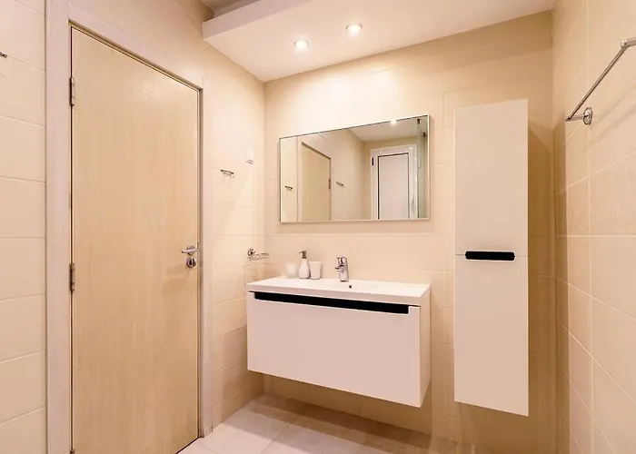 Вилла луксозна триетажна къща в центъра на *