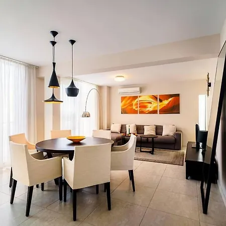 Vila луксозна триетажна къща в центъра на *