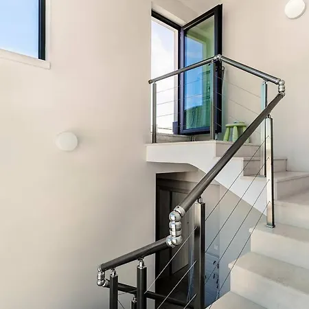 Vila луксозна триетажна къща в центъра на Primorsko