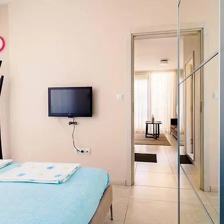 луксозна триетажна къща в центъра на Vila *