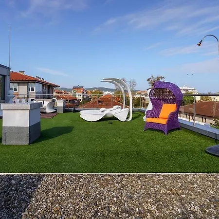 Vila луксозна триетажна къща в центъра на