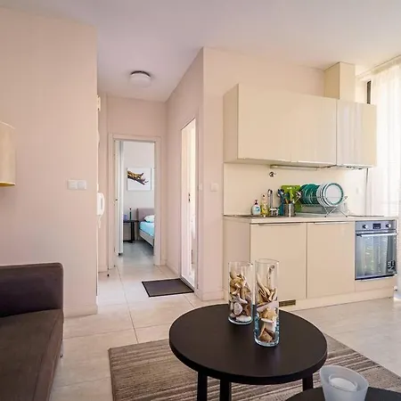 луксозна триетажна къща в центъра на Vila Primorsko