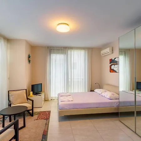 Vila луксозна триетажна къща в центъра на