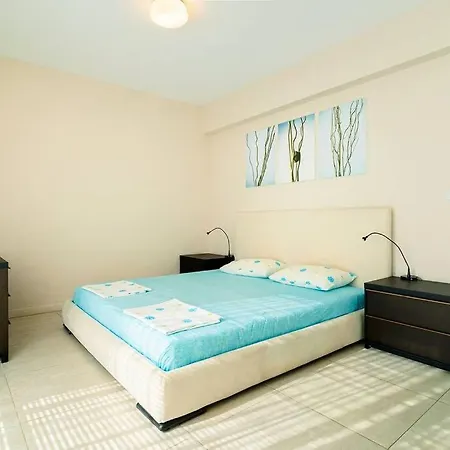 луксозна триетажна къща в центъра на *