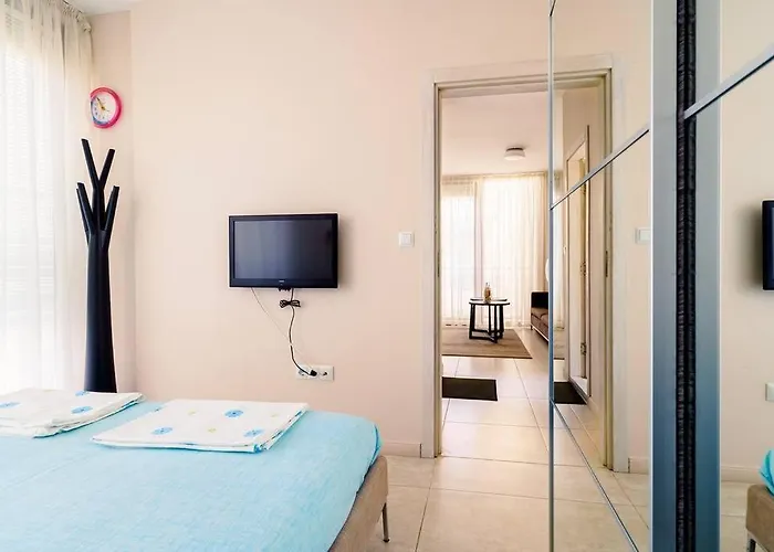 луксозна триетажна къща в центъра на 别墅 *