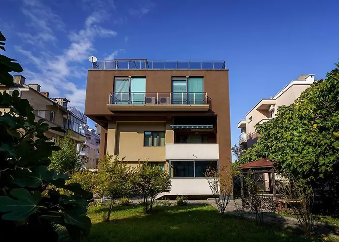 别墅 луксозна триетажна къща в центъра на *