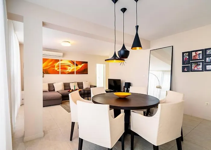 луксозна триетажна къща в центъра на 普里莫尔斯科