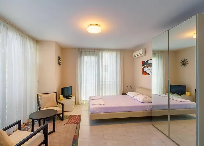 别墅 луксозна триетажна къща в центъра на